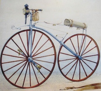 fiets met houten wielen en metaal